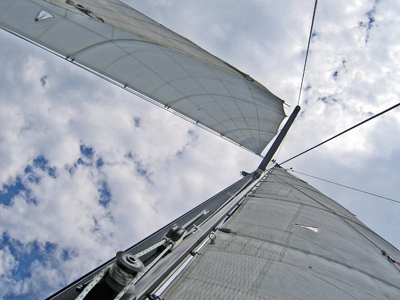 wavemagic_sailing5.JPG - New Mast- Main and Blade Jib
